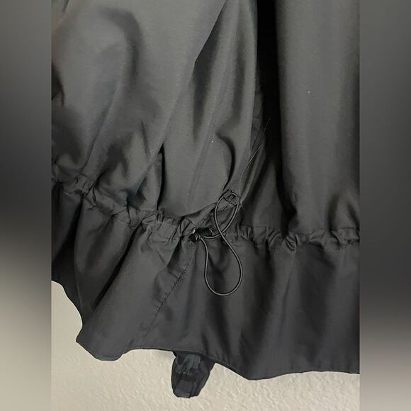 Lululemon Athletica Pack it Up Jacket in Black Camo. 10 - Picture 8 of 8